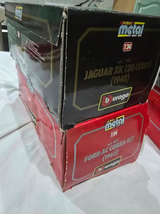 Burago 1:24 lotto di 4 Ford, Bugatti, Jaguar, corv