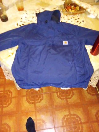 Cortavientos Carhartt en color azul.
