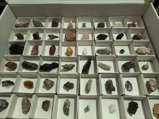 Caixa com 48 minerais c/ identificação