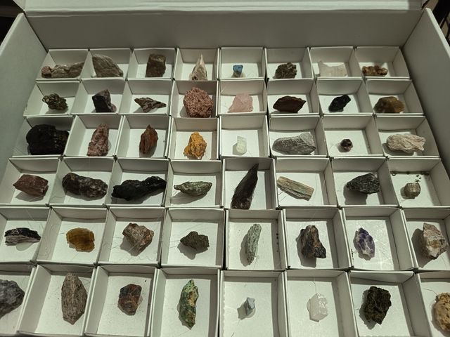 Caixa com 48 minerais c/ identificação