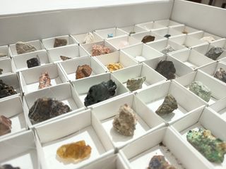 Caixa com 48 minerais c/ identificação