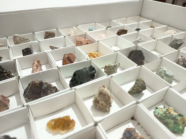 Caixa com 48 minerais c/ identificação