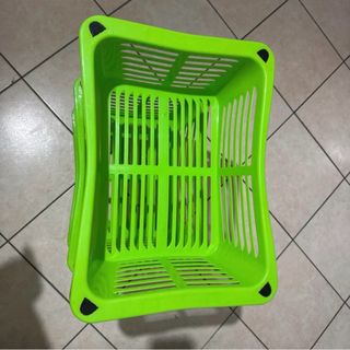 Carrello porta frutta in plastica verde
