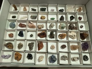 Caixa com 48 minerais c/ identificação