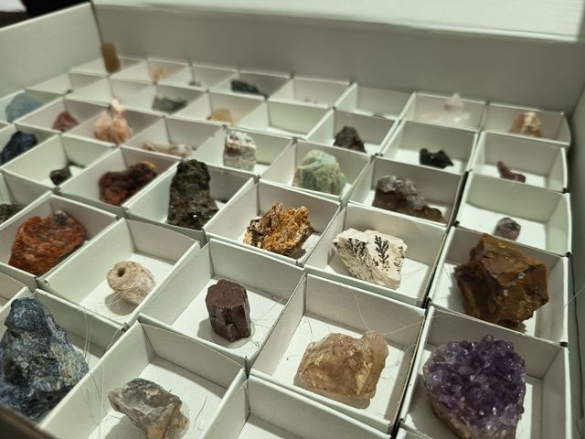 Caixa com 48 minerais c/ identificação