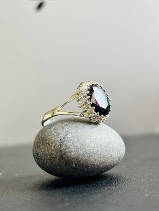 Anillo de plata con zirconio negro central. 