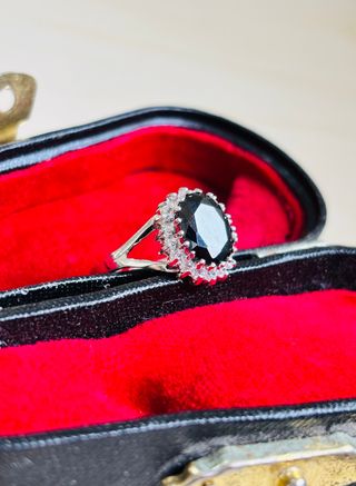 Anillo de plata con zirconio negro central. 