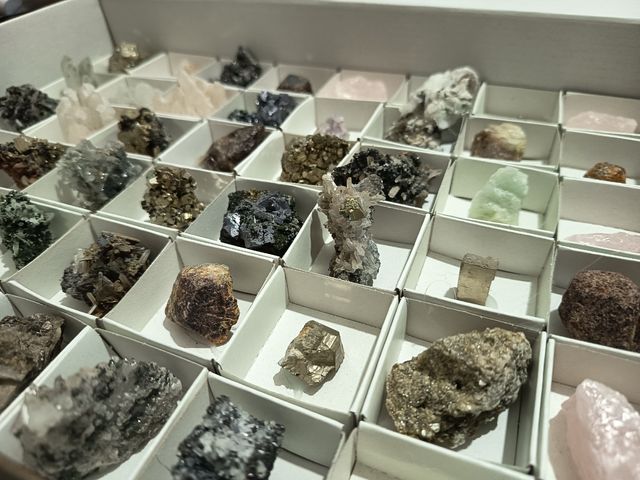 Caixa com 48 minerais c/ identificação