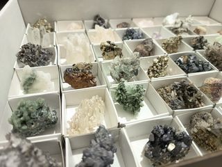 Caixa com 48 minerais c/ identificação