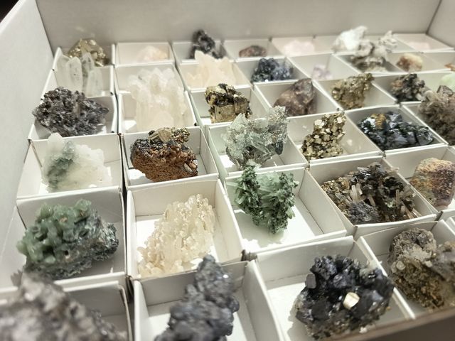 Caixa com 48 minerais c/ identificação