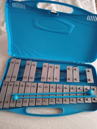 Xilófono infantil azul con baquetas