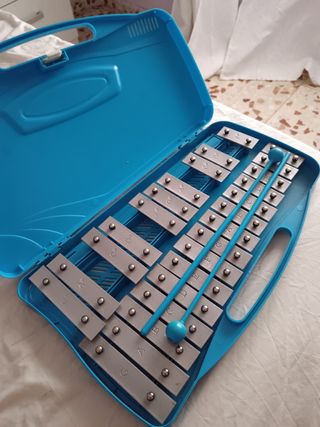 Xilófono infantil azul con baquetas