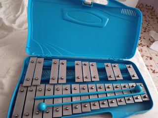 Xilófono infantil azul con baquetas