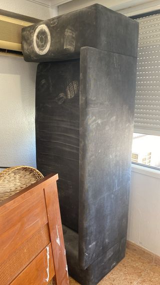 Sofá de tela y madera