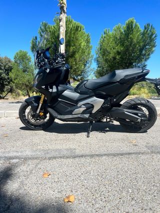 Honda X-ADV 750 negra 2024 - 1.400km