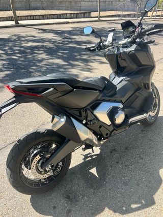 Honda X-ADV 750 negra 2024 - 1.400km