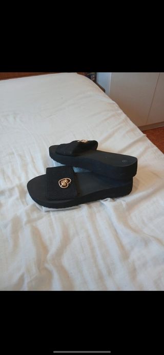 Chanclas negras con corazón dorado
