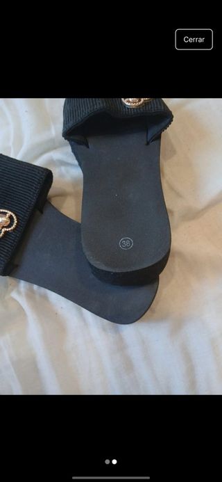 Chanclas negras con corazón dorado