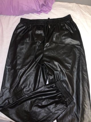 Pantalón negro efecto piel