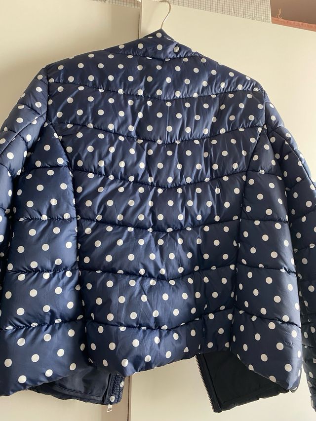 Abrigo azul con lunares blancos