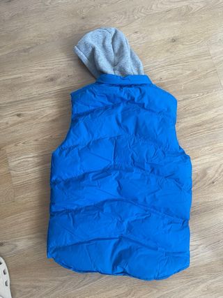 Chaleco de plumas azul con capucha