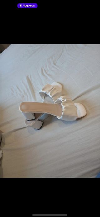 Sandalias blancas tacón