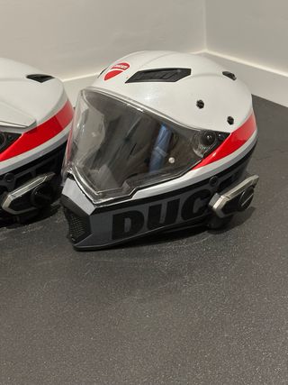 Cascos Ducati Desert X y intercomunicadores senna