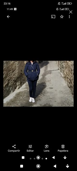 Chaquetón azul con cinturón dorado