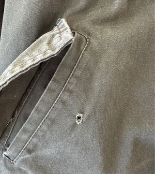 Abrigo verde con detalles rosas