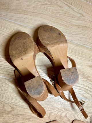 Zapatos de tacón de ante marrón muy usados
