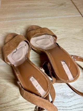 Zapatos de tacón de ante marrón muy usados