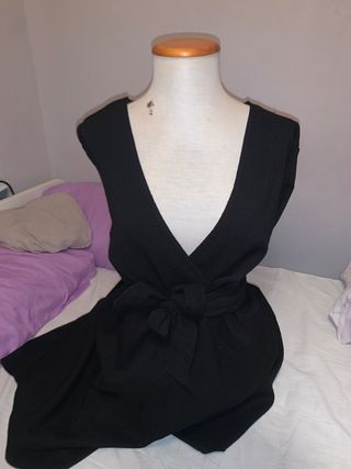 Mono negro con cinturón