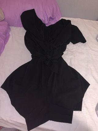 Mono negro con cinturón