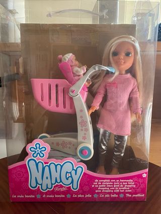 Nancy de compras con su hermanita