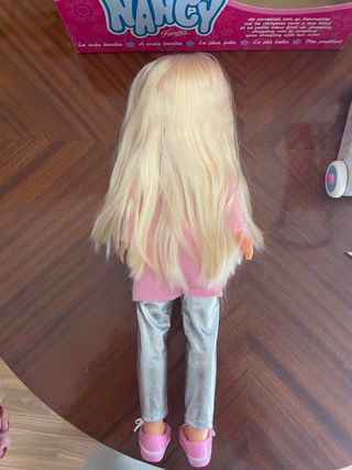 Nancy de compras con su hermanita