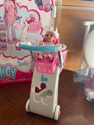 Nancy de compras con su hermanita