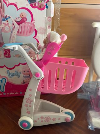 Nancy de compras con su hermanita