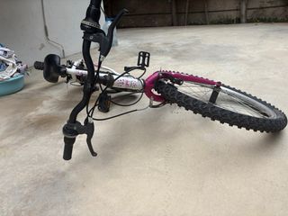 Bicicleta infantil blanca y rosa