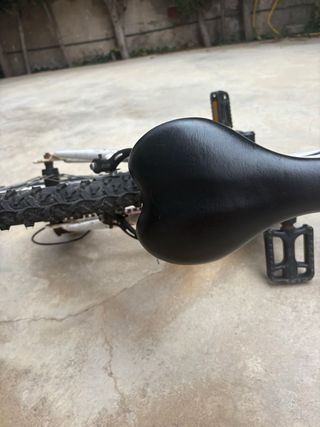 Bicicleta infantil blanca y rosa