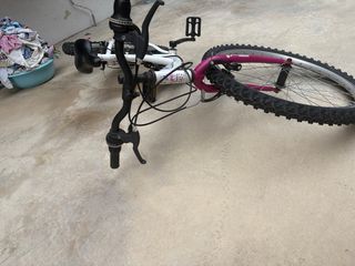 Bicicleta infantil blanca y rosa