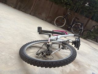 Bicicleta infantil blanca y rosa