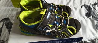 Sandalias Primigi niño negras y verdes. Número 33