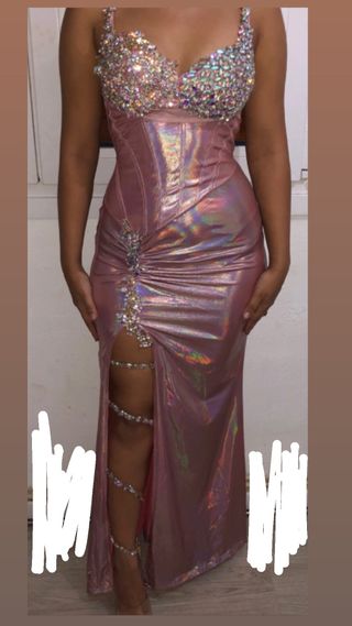 Vestido rosa pedrería con abertura y tacones