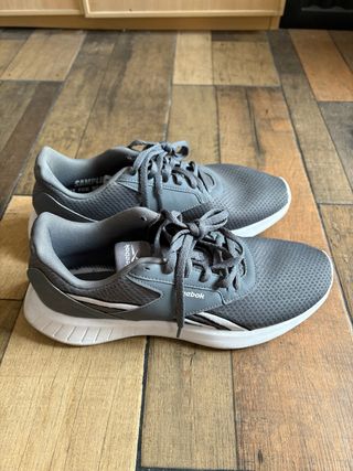Zapatillas Reebok Grises y Blancas