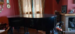 Piano de cola negro