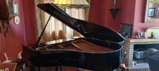 Piano de cola negro