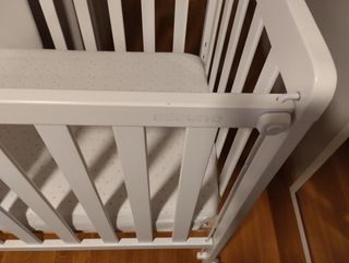 Cuna de bebé blanca y colchón Lémur antiasfixia.