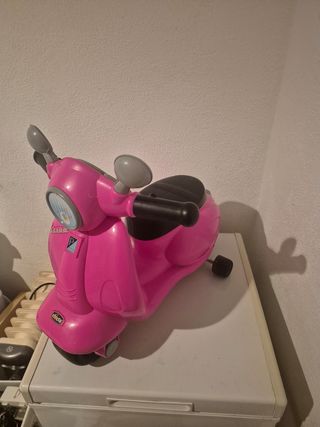 Moto correpasillos rosa Chicco Vespa