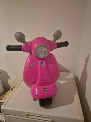 Moto correpasillos rosa Chicco Vespa