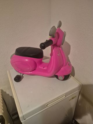 Moto correpasillos rosa Chicco Vespa